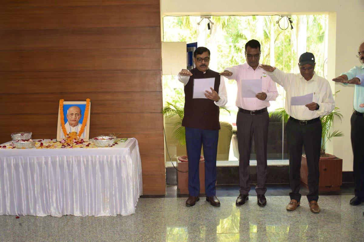 CCLRanchi's tweet photo. #TeamCCL paid tribute to SardarVallabhbhai Patel on the occasion of #NationalUnityDay. Sri R. B.Prasad Dir (Op), Sri H.N.Mishra Dir (P), Sri Pankaj Kumar CVO and other employees paid floral tributes to him and took Unity pledge on the occasion. A Nukkad Natak was also performed. https://t.co/OrkV6sr08j