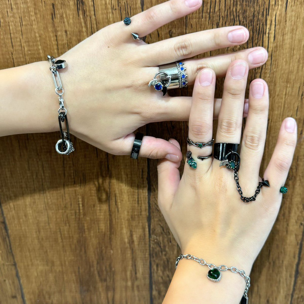 【 💞お客様スナップ💞 】

宇都宮店の石田です🧡
本日はお客様お手元コーデをご紹介いたします👻
前回と比べて配色と配置変わっていますね🤭
中指についているデビルの羽が左右で
違うところとっても可愛いです💞
いつもかわいいコーデありがとうございます🧡🧡
本日はてらさん🐷石田🐼です🎃💓