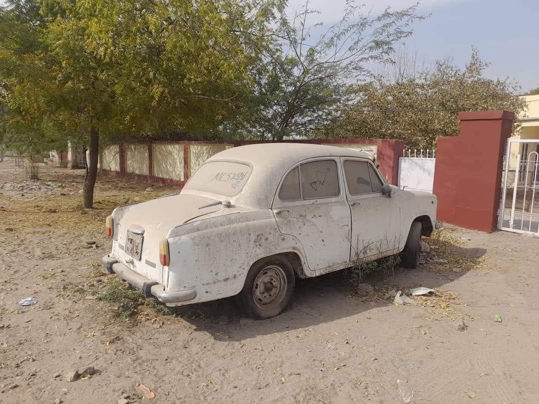 arvindchotia's tweet image. कभी यह भी टिकट की दौड़ में सबसे आगे थी। इसके भी काफिले चलते थे। टिकट बांटने वाले भी इसी में आते थे टिकट लेकर जाने वाले भी इसी में जाते थे और फिर कभी इसके माथे पर कलंगी सी सज जाती थी लाल बत्ती। फिर इसके जैसा कोई नहीं होता था। 
सब समय-समय की बात है...
#RajasthanAssemblyElection2023