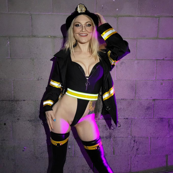 Happy Hoe-lloween! 🎃✨️🔥🦇 https://t.co/6EjdLVGeS0