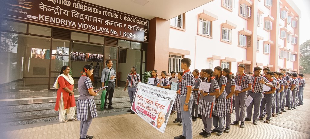 CltKv1's tweet image. 🏃‍♂️🤝 Striding in Unity, Taking Pledges! KV NO. 1 Calicut students join hands in the National Unity Day Unity Run and Pledge Ceremony. 🌟 #NationalUnityDay #UnityRun #PledgeForUnity #KVNO1Calicut