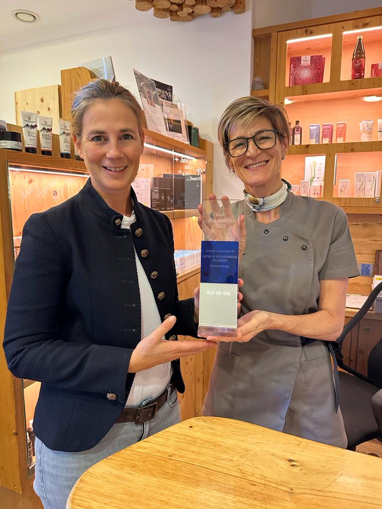 𝐋𝐨𝐨𝐤! 𝐒𝐩𝐚 𝐀𝐰𝐚𝐫𝐝𝐬 𝟐𝟎𝟐𝟑 🏆

Wir sind absolut begeistert, dass unser Hotel den begehrten 𝟏. 𝐏𝐥𝐚𝐭𝐳 in der Kategorie "𝐁𝐄𝐒𝐓 𝐒𝐊𝐈 𝐒𝐏𝐀" gewonnen hat! Die Preisverleihung fand in der atemberaubenden Kulisse des Kempinski Wien statt. 🎉

#stolz #bestskispa