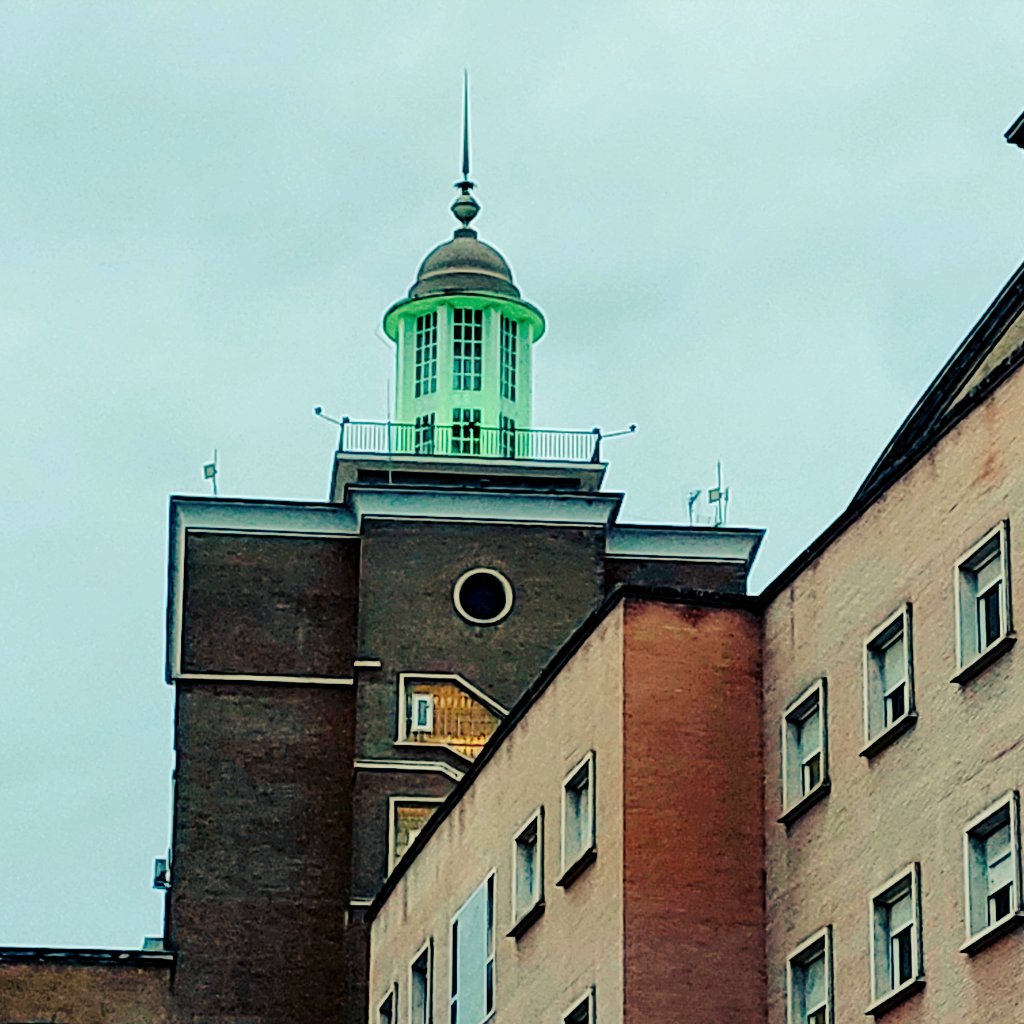 Mi  <a href="/HospitalUVRocio/">Hospital Universitario Virgen del Rocío</a> iluminado de verde para despedir el mes sobre la investigación del cáncer de hígado