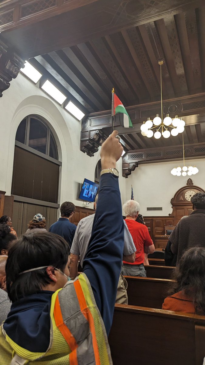 Tonight, citizens in Akron, Ohio rejected @AkronCouncil's resolution of support for #Israel and said: #ceasefire for #Gaza, no to #genocide, no to militarized #police, and #FreePalestine! @thefreedomBLOC🧵