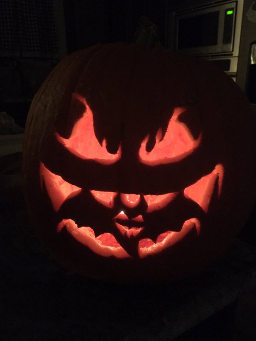 I&rsquo;m also working on my jack-o-lanterns tonight. This first one turned out pretty alright no? 🎃✨ https://t<a href="/tag/cupcakefetish"class="tags"><span>#cupcakefetish</span></a>