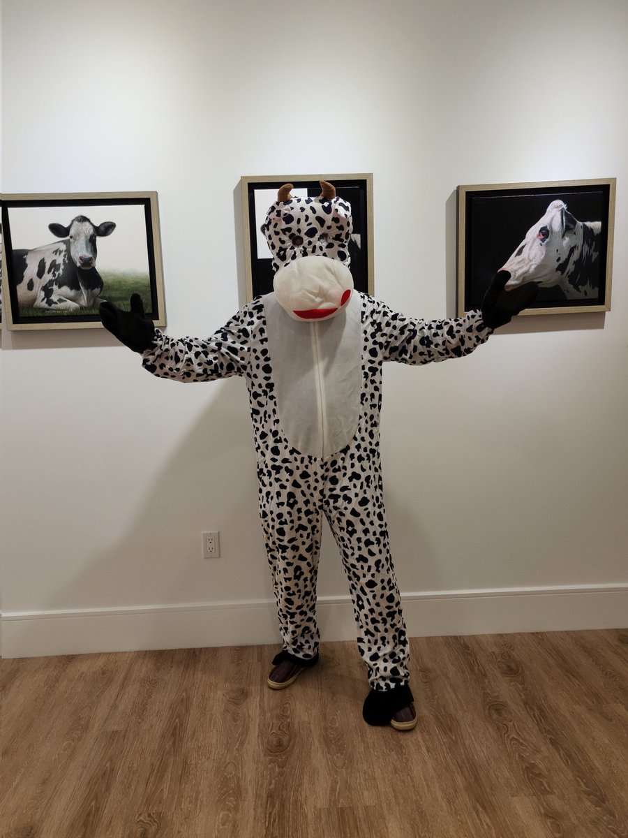 #happyhalloween ... Alexandra Klimas' paintings are so mooooving. Stop by Rehs Contemporary Galleries to see her amazing works.

#alexandraklimas #cows #cow #contemporaryart #femaleartist #art #arte #rehscontemporary #buywithrehs #painting  #paintingoftheday #academicart