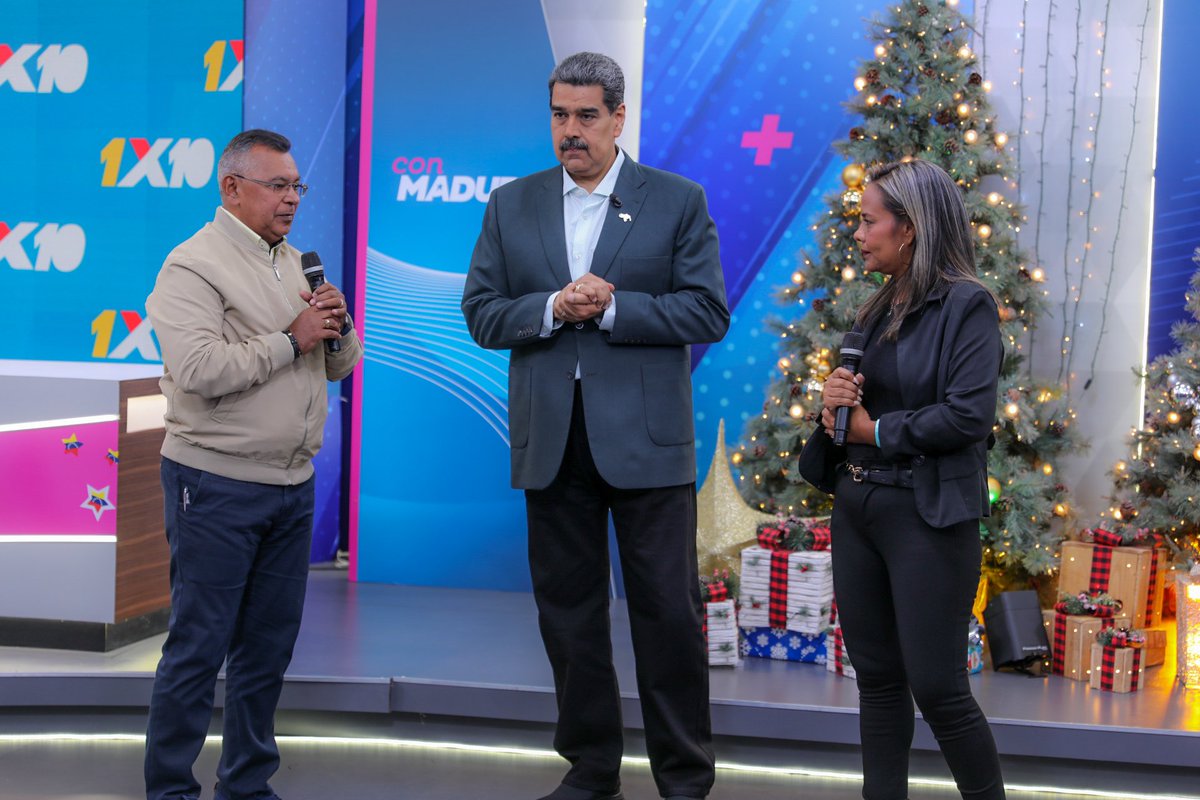 NicolasMaduro's tweet photo. La voz del pueblo se sigue expresando a través del Sistema 1x10 del Buen Gobierno, llegando a dónde tengamos que llegar para resolver las problemáticas. Los reportes lo estamos atendiendo y vamos por más, junto a los líderes y lideresas de las comunidades y el Poder Popular. ¡Cuenten siempre con mi apoyo!