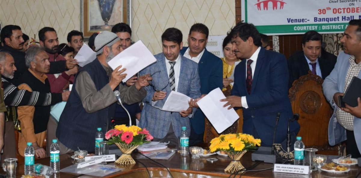 RisingKashmir's tweet photo. #CSMehta presides over #publicdarbar for #Srinagar residents
@OfficeOfLGJandK @diprjk
@DivComKash @srinagaradmin
@AsadamAijaz
https://t.co/IpLz7Krfqj https://t.co/gyCh7e8n9d