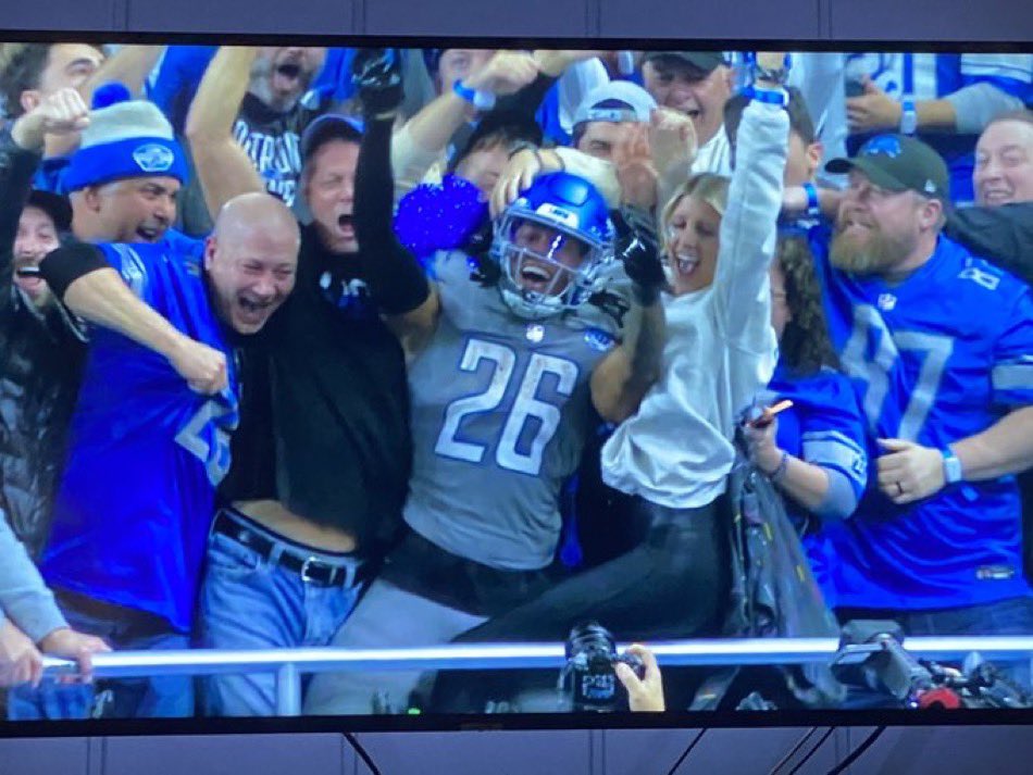 Twitch_Camp's tweet image. Lions blonde showing a little extra love to jahmyr gibbs tonight!!! #Lions #NFL