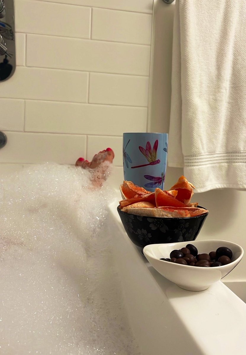 lioness0817's tweet photo. Not bad for a Monday… Glad to be back to routine for a couple days. #Rituals #SnackAttack #Pamplemousse #BridgeMix https://t.co/5sfKLA8Mhm