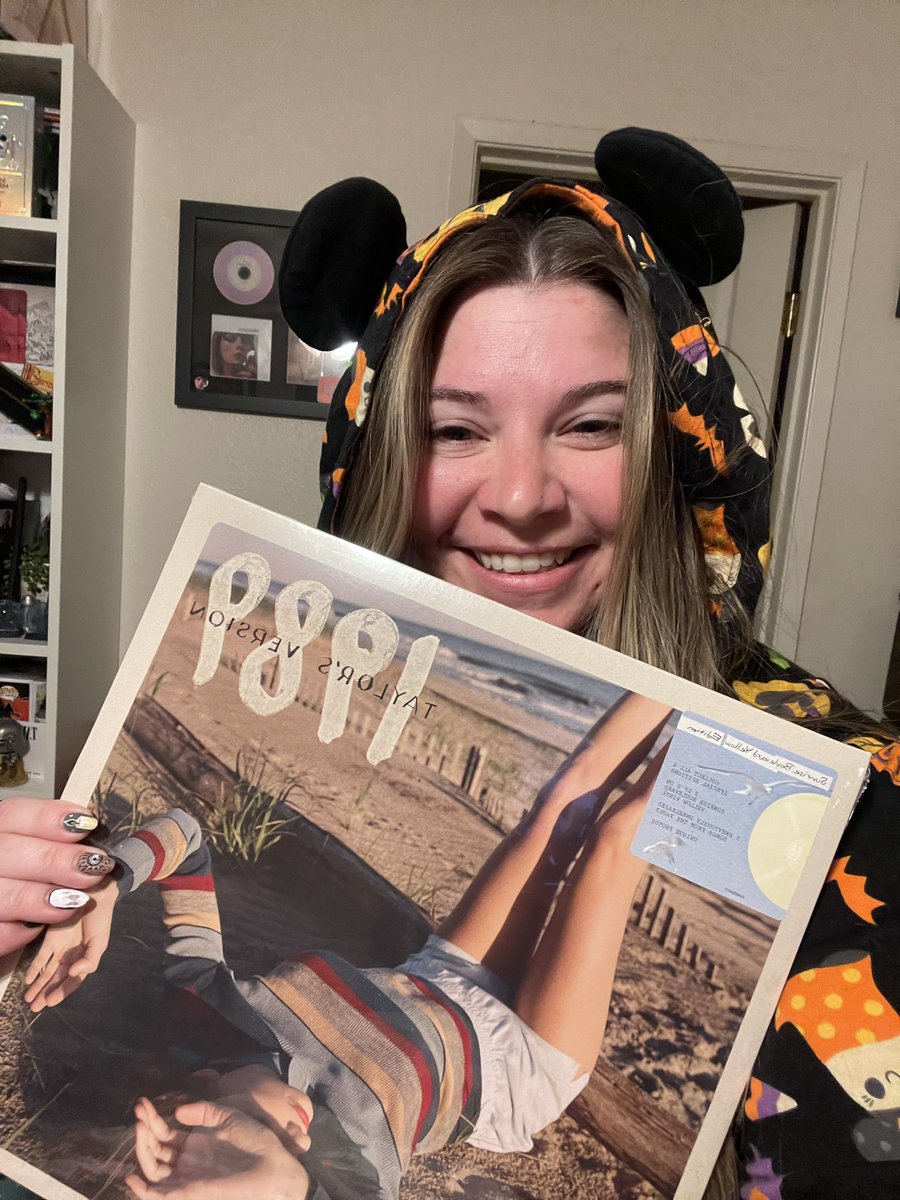 thewillowcape's tweet photo. I came home from work to the best present 🩵🩵🩵 I can’t wait to dance to this beat! Yup, I’m in a Disney Halloween onesie! Old &amp; New are together again. #1989TaylorsVersion #ItsANewSoundtrack @taylornation13 @taylorswift13 https://t.co/w2EVEYMiCN