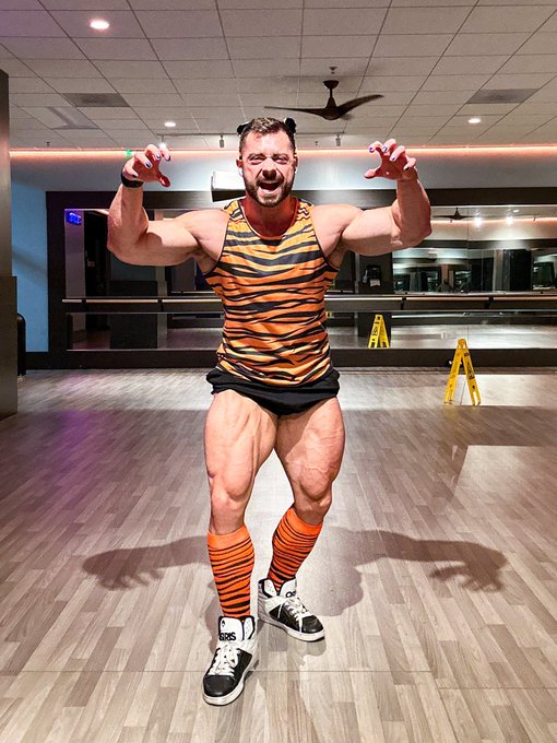 Tony the Tiger has been hitting the weights hard! Crazy hat and sock day at the gym https://t.co/jfE