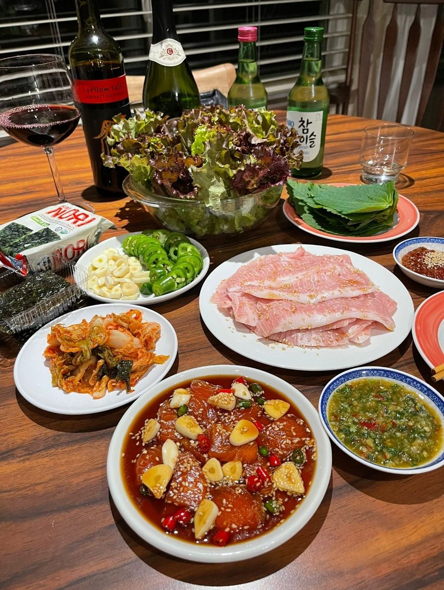 ThaiPatty9's tweet image. Home made Korean BBQ  with pork belly, rib eye steak not in photo, salmon sashimi, home made sauces, etc.

#salmon #koreanbarbecue #Korean #Bbq #barbecue #steak #ribeye #wine #Soju Made by a Thai &amp;amp; her American guy