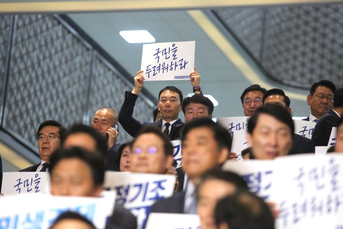 "이제 그만두셔야죠"
시정연설 후 대통령이 악수를 청하길래 이렇게 화답했습니다.
국민을 두려워하고 그만두길 권합니다.