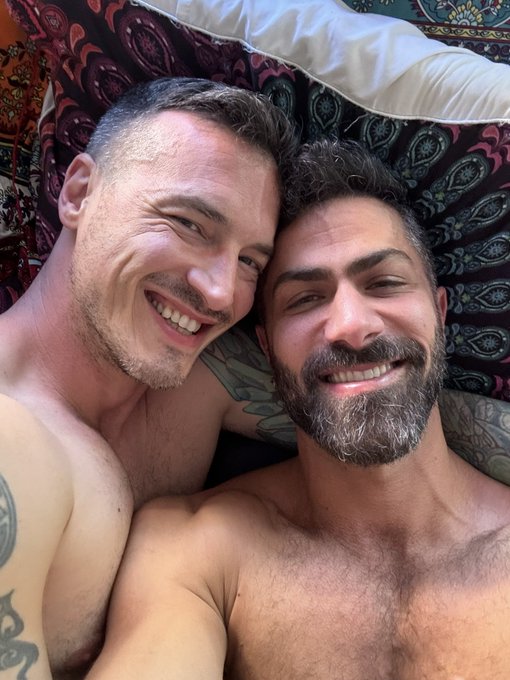 Pillow talk with this very special (and very sexy) human @DerekKageXXX https://t.co/kVQXWeN2ec