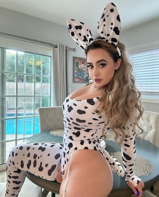 Only 1 day left till Halloween 🎃&hellip; My page is free! https://t.co/bMToXZuZYo