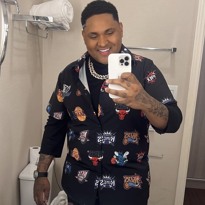 🚨FAMOSOS: <a href="/KevinOChris/">Kevin O Chris 🛰</a> divulgou nos storys do seu instagram o link da recriação do seu clipe “TÁ OK” feita pela equipe dreadlokos de butiá. 

Após alguns internautas questionarem ele respondeu humildemente que repostou somente o que era digno de bonificação.