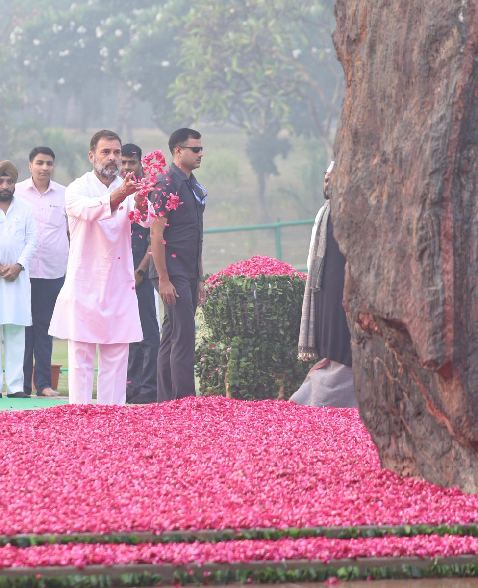 INCIndia's tweet photo. आज @RahulGandhi जी ने शक्ति स्थल पहुंचकर प���र्व प्रधानमंत्री श्रीमती इंदिरा गांधी जी की पुण्यतिथि पर उन्हें भावभीनी श्रद्धांजलि दी। https://t.co/RwZafIt3cy