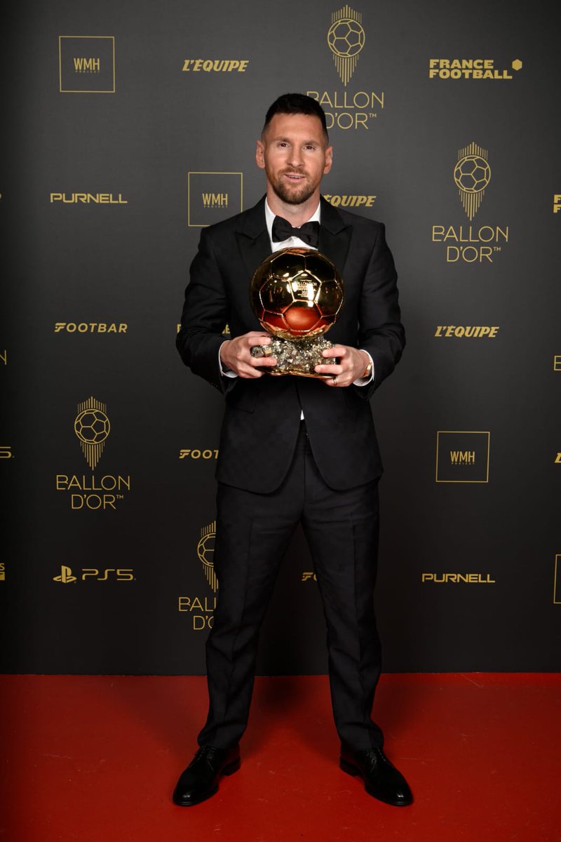 Lionel Messi sukses memenangi Ballon d'Or 2023. Ini adalah Bola Emas kedelapan Messi sepanjang kariernya. Sejauh ini, Messi menjadi manusia pertama yang paling banyak memenangkan Ballon D'or. - Lionel Messi= 8x - Cristiano Ronaldo= 5x - Michel Platini= 3x - Johan Cruyff= 3x