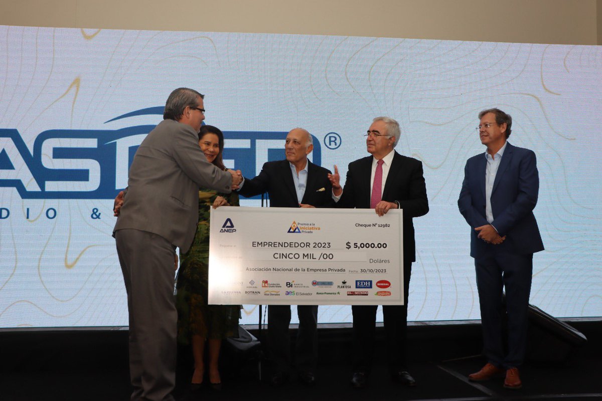 Fresas de Apaneca ganadores de la tercera edición del Premio a la Iniciativa Privada 2023. #TalentoNacional #Empresarios #Emprendedores #Emprendimiento #ANEPPremiaElTalento #PremioANEP #ANEPyLaInnovación