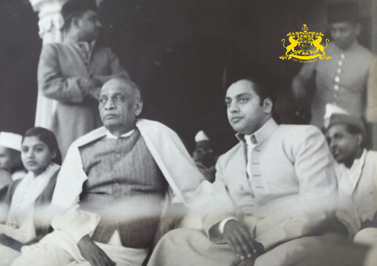 भारत के लौह पुरुष सरदार वल्लभभाई पटेल जी की जयंती पर उन्हें कोटि कोटि नमन। उनके द्वारा स्वतंत्र भारत को एक-सूत्र में बांधने के लिए जो योगदान दिया गया वह अविस्मरणीय है।

सरदार पटेल जी और मध्यभारत के प्रथम राजप्रमुख, मेरे आजोबा, महाराजा जीवाजीराव सिंधिया जी एक दूसरे का बहुत आदर