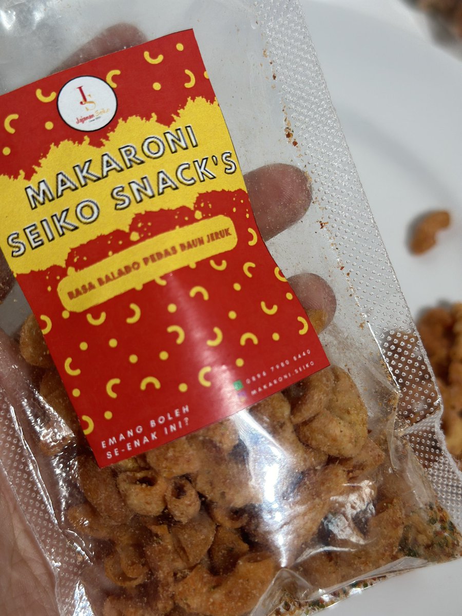 hotdeestuffs's tweet photo. Guys, kalian ada yg suka cemilin makaroni gak sih? Ini enak banget, bisa jadi temen makan mie,  makan baso, sama makan nasi juga.. 😭 pedes ada daun jeruknya tp manis asinnya ada juga, enakkkkk. 5ribuan ajah 🥲👍🏻 https://t.co/VH2vl7N8wa https://t.co/qjH8lkXMbC
