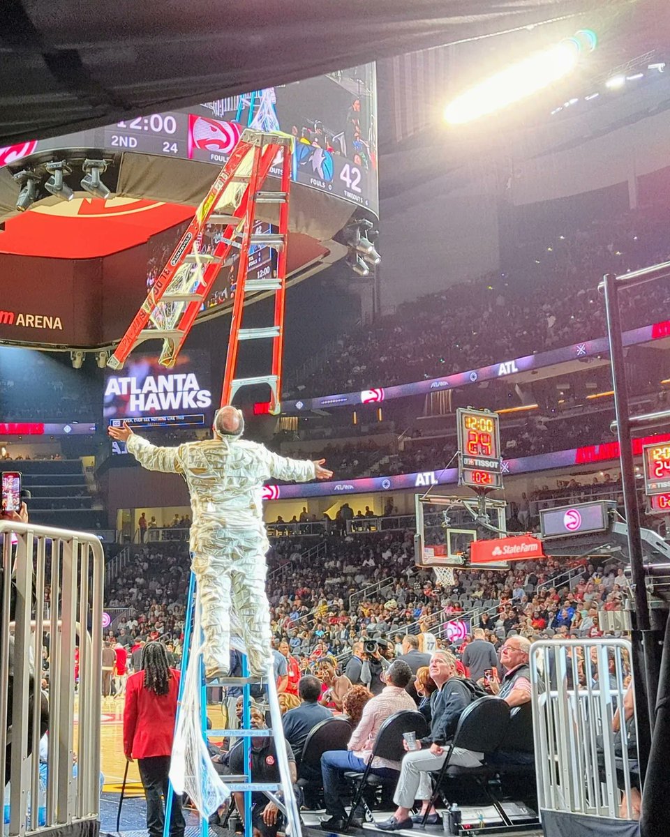 ChinBalancer's tweet photo. What a comeback!! Thank you @atlhawks and fans for a great night!
& what a blast working with #MascotOfTheYear, @atlharrythehawk!
#chinbalancing #TrueToAtlanta #AtlantaHawks #HarryTheHawk #MOTY #mummy #halloween #chinbalancer #hawks #NBA #atlanta #chinup https://t.co/zuFtKAjTRh