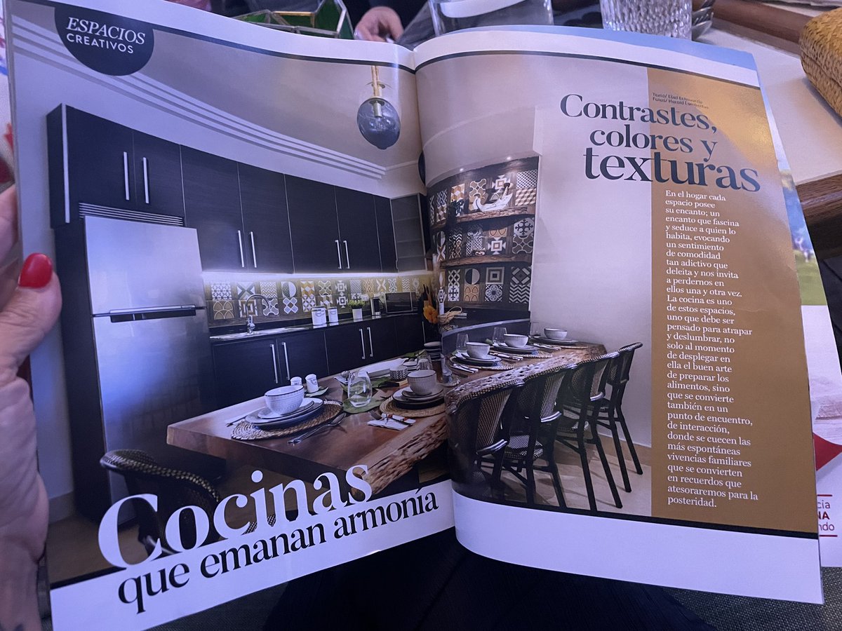LucienneCarlo's tweet photo. Cuando pasas una linda noche donde haces nuevos amigos y ves gente querida .. y la “cherry on top” es la publicación de uno de tus trabajos en una de las revistas locales de decoración más conocidas!! #Aldaba 😉♥️🎶 https://t.co/TnLAj2Ok6e