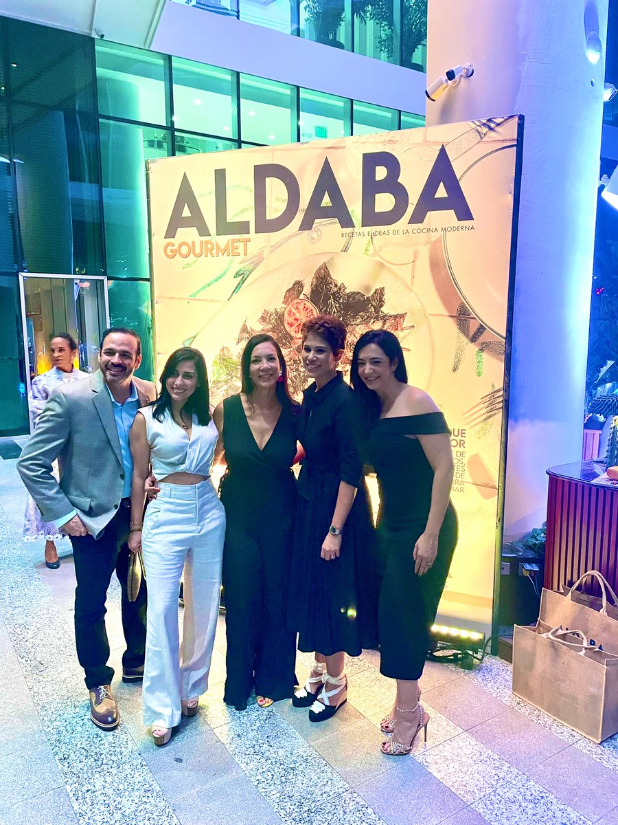 LucienneCarlo's tweet photo. Cuando pasas una linda noche donde haces nuevos amigos y ves gente querida .. y la “cherry on top” es la publicación de uno de tus trabajos en una de las revistas locales de decoración más conocidas!! #Aldaba 😉♥️🎶 https://t.co/TnLAj2Ok6e