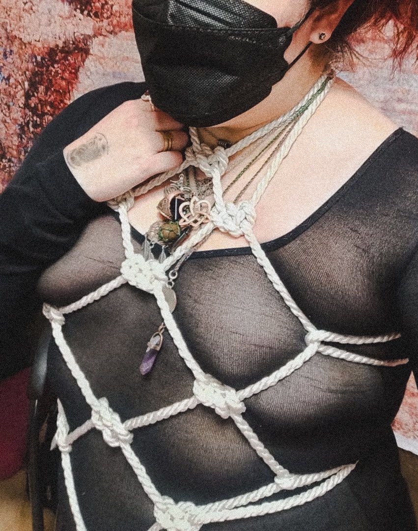 CrissMalkavian's tweet photo. Hay fotos de karadas que nunca he subido, espero que les guste, dicen que todos los #Riggers tienen sus #karadas favoritas o las que suelen repetirlas en diferentes instancias, bueno esta es una de mis favoritas por lo que representa.
#shibari #bondage #bdsm #hojojutsu #ropelove https://t.co/5vdT395iE2