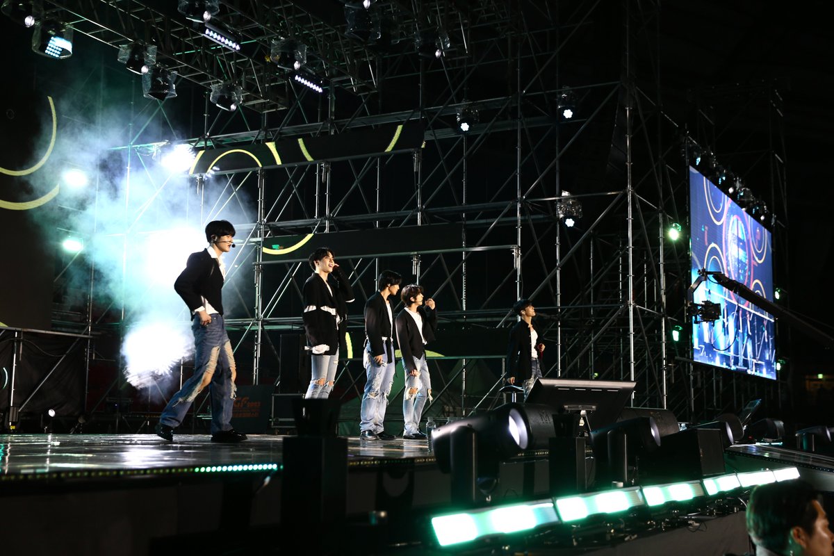 SGF_KPOP's tweet photo. [2023 SGF 3일차 K-POP CONCERT 후기2] 
열정적인 응원이 서귀포를 뒤 흔들고 형형색색의 응원도구들이 더 아름답게 서귀포의 밤을 수놓은 K-POP CONCERT가 마무리 되었습니다. 이런 멋진 분들과 함께 2023 SGF의 마지막을 함께해서 정말 영광이었고 감사했습니다. 👍👍 #2023SGF https://t.co/pqrNu7teup