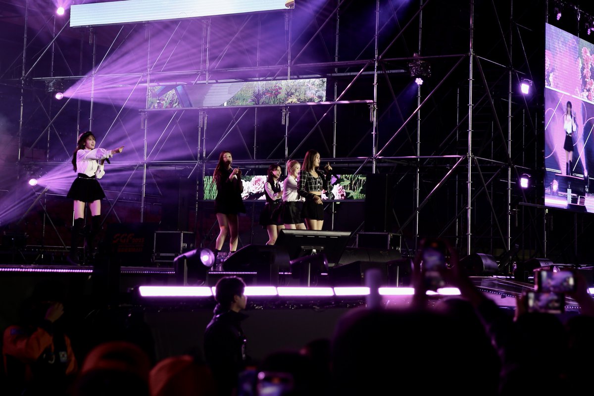 SGF_KPOP's tweet photo. [2023 SGF 3일차 K-POP CONCERT 후기2] 
열정적인 응원이 서귀포를 뒤 흔들고 형형색색의 응원도구들이 더 아름답게 서귀포의 밤을 수놓은 K-POP CONCERT가 마무리 되었습니다. 이런 멋진 분들과 함께 2023 SGF의 마지막을 함께해서 정말 영광이었고 감사했습니다. 👍👍 #2023SGF https://t.co/pqrNu7teup