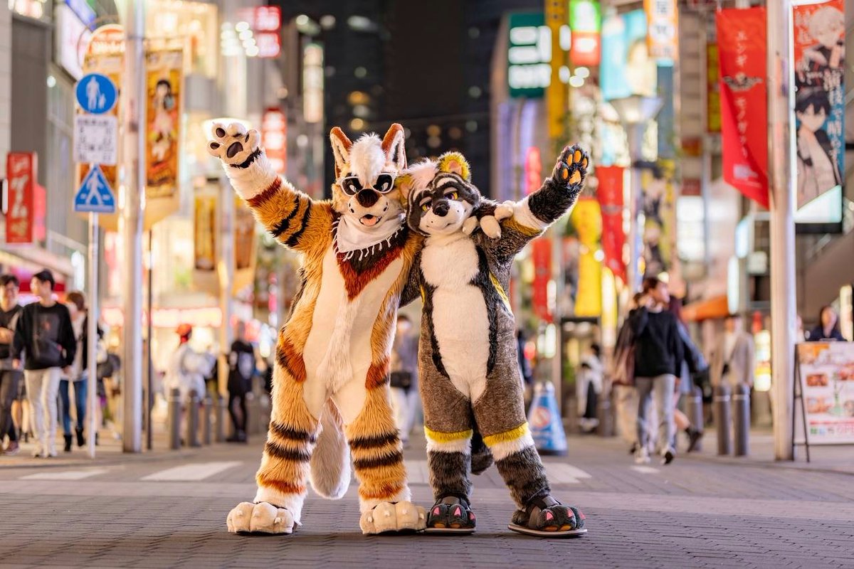 今夜東京で着ぐるみを着たいの? 🌆 Trick or Treat~🎃👻🍬🍫 📸 @run_charizard 🍂🍁