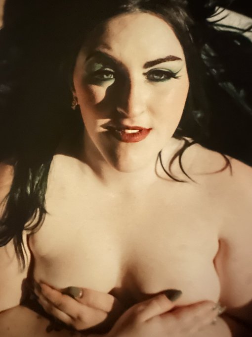 Throwback to my boudoir photoshoot. #boudoir #unfiltrd #unfiltrdhoney #bluehair https://t.co/6ZachOL<a href="/tag/boudoir"class="tags">#boudoir</a><a href="/tag/unfiltrd"class="tags">#unfiltrd</a><a href="/tag/bluehair"class="tags"><span>#bluehair</span></a><a href="/tag/unfiltrdhoney"class="tags"><span>#unfiltrdhoney</span></a>