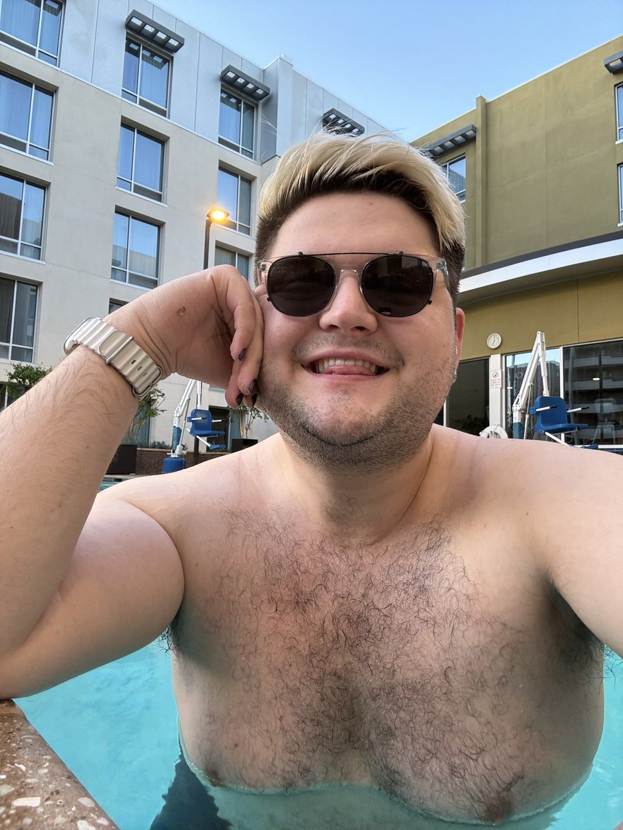 _loopOut_'s tweet image. hotel pool cheesin