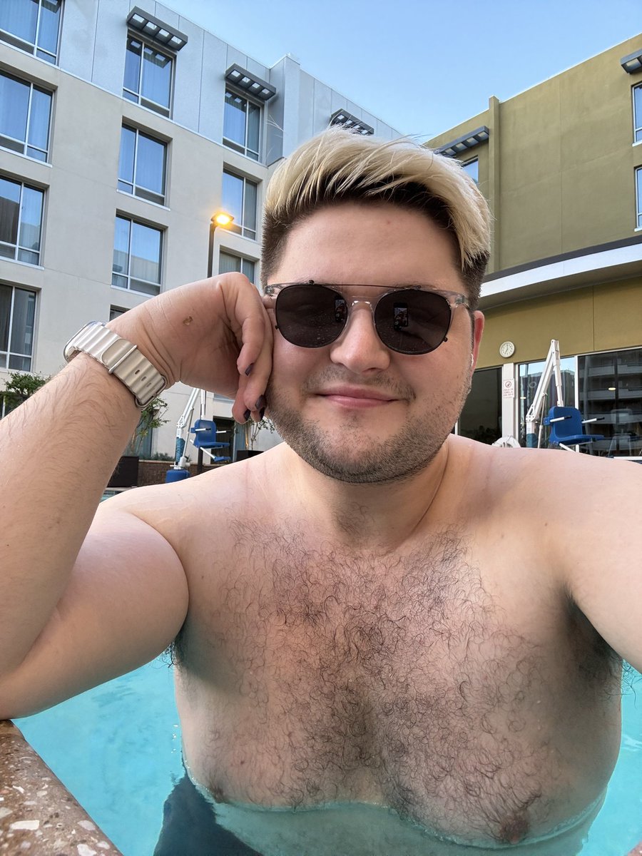 _loopOut_'s tweet image. hotel pool cheesin