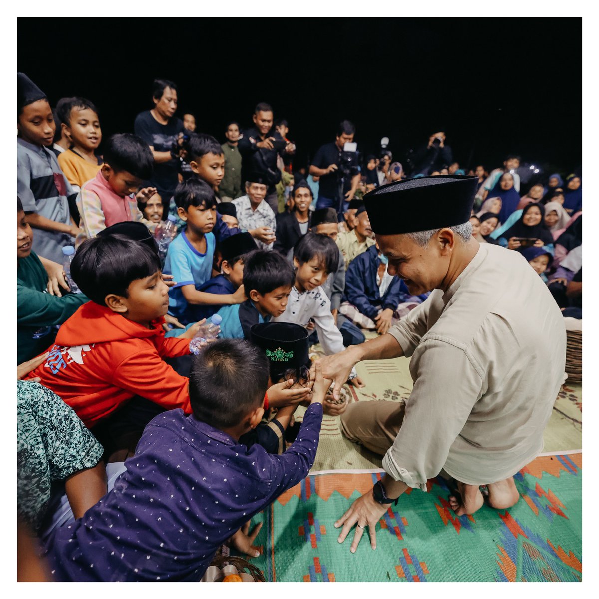 ganjarpranowo's tweet photo. Inilah orang-orang keren dari Purbalingga. Keberanian mereka terjun ke dunia pertanian akhirnya melahirkan ruang Petani Milenial Sajiva Farm Karangpucung. Ruang itu juga yang dimanfaatkan warga sebavai agrowisata. Kalau kamu ke sini harus nyobain melonnya. Rasanya jos, manis banget. Ok?