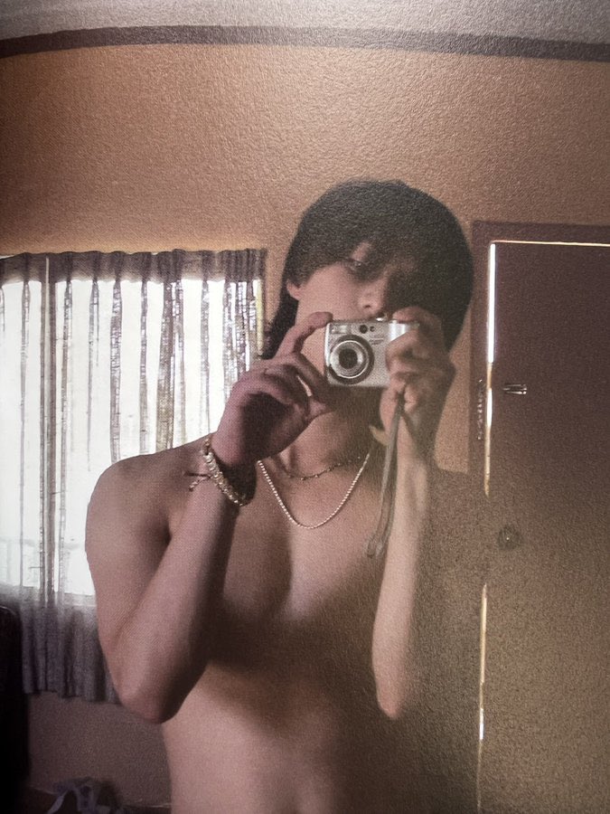 SaraOT5's tweet photo. this is a softcore porn mag not an album TAEMIN https://t.co/U9SarTNE0b