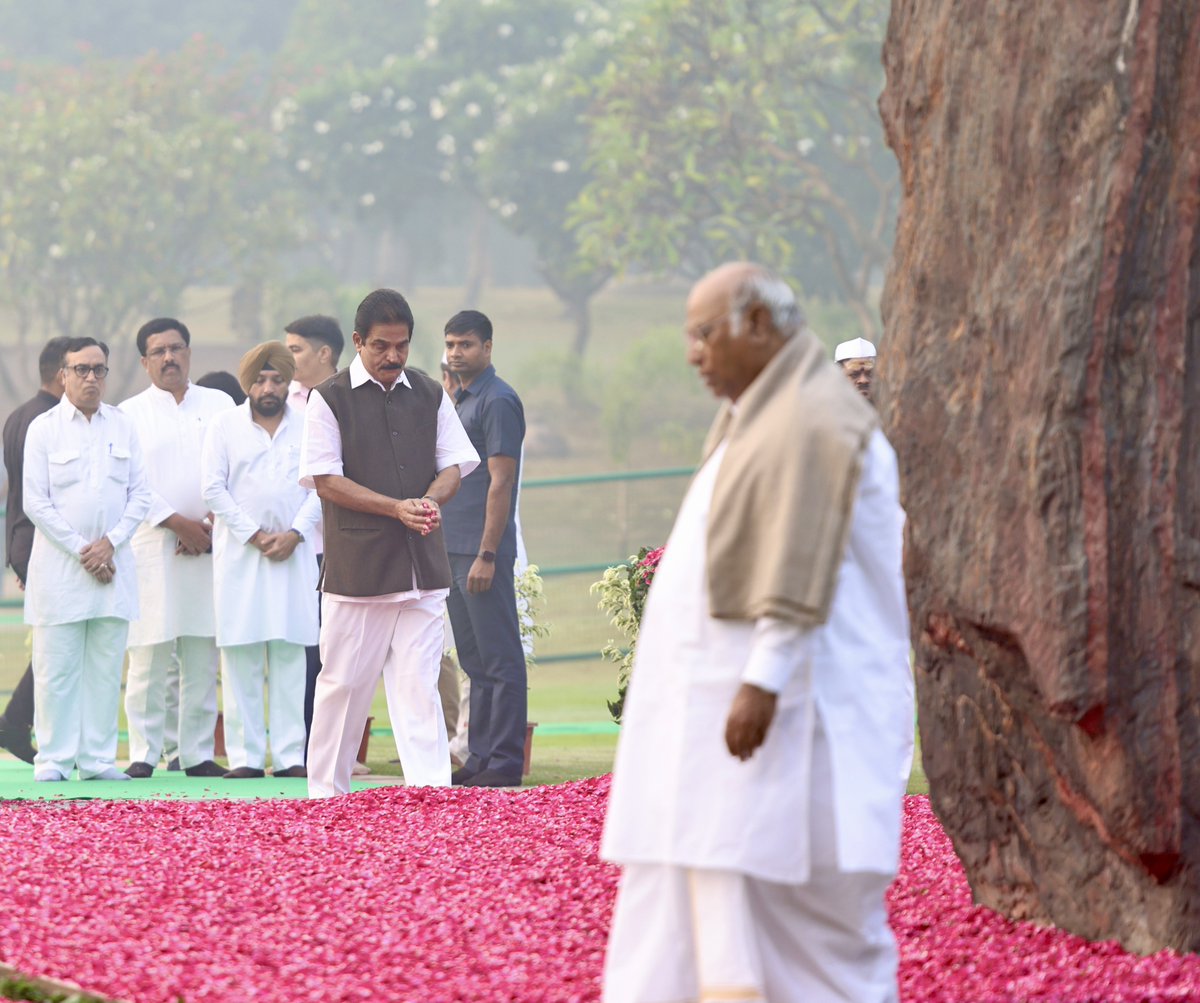 Along with INC President Sh. Mallikarjun <a href="/kharge/">Mallikarjun Kharge</a> ji, Smt. Sonia Gandhi ji and Sh. <a href="/RahulGandhi/">Rahul Gandhi</a> ji, paid our tributes to Indira ji at Shakti Sthal, New Delhi.

Her ideals continue to guide us in our every action 🙏🏽