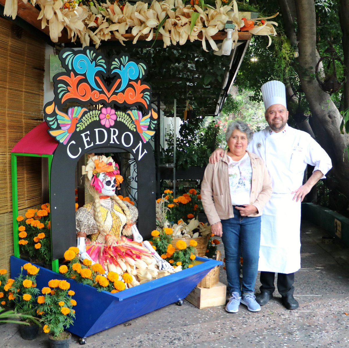 Celebrar nuestras tradiciones, nos llena de orgullo. Por eso compartimos cada año con todos nuestros comensales y visitantes, un homenaje al #DíaDeMuertos, hecho artesanalmente por @sanchezjovitabeltran.

¡No dejes de visitar a nuestra #Catrina! 

📍Cedrón / Mazatlán 24, Condesa