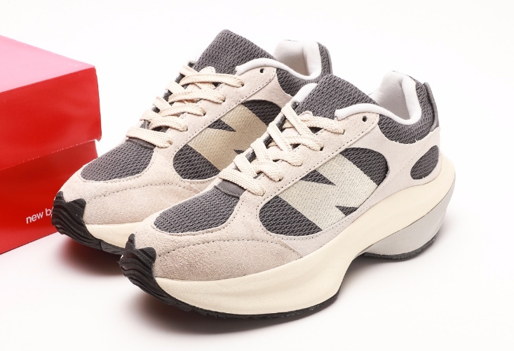 New Balance New Balance Warped Runner New daddy shoes, thick soles increase casual retro sports running shoes, leather structure, good air permeability, home to contact. #Running #shoesaddict  #quality #white