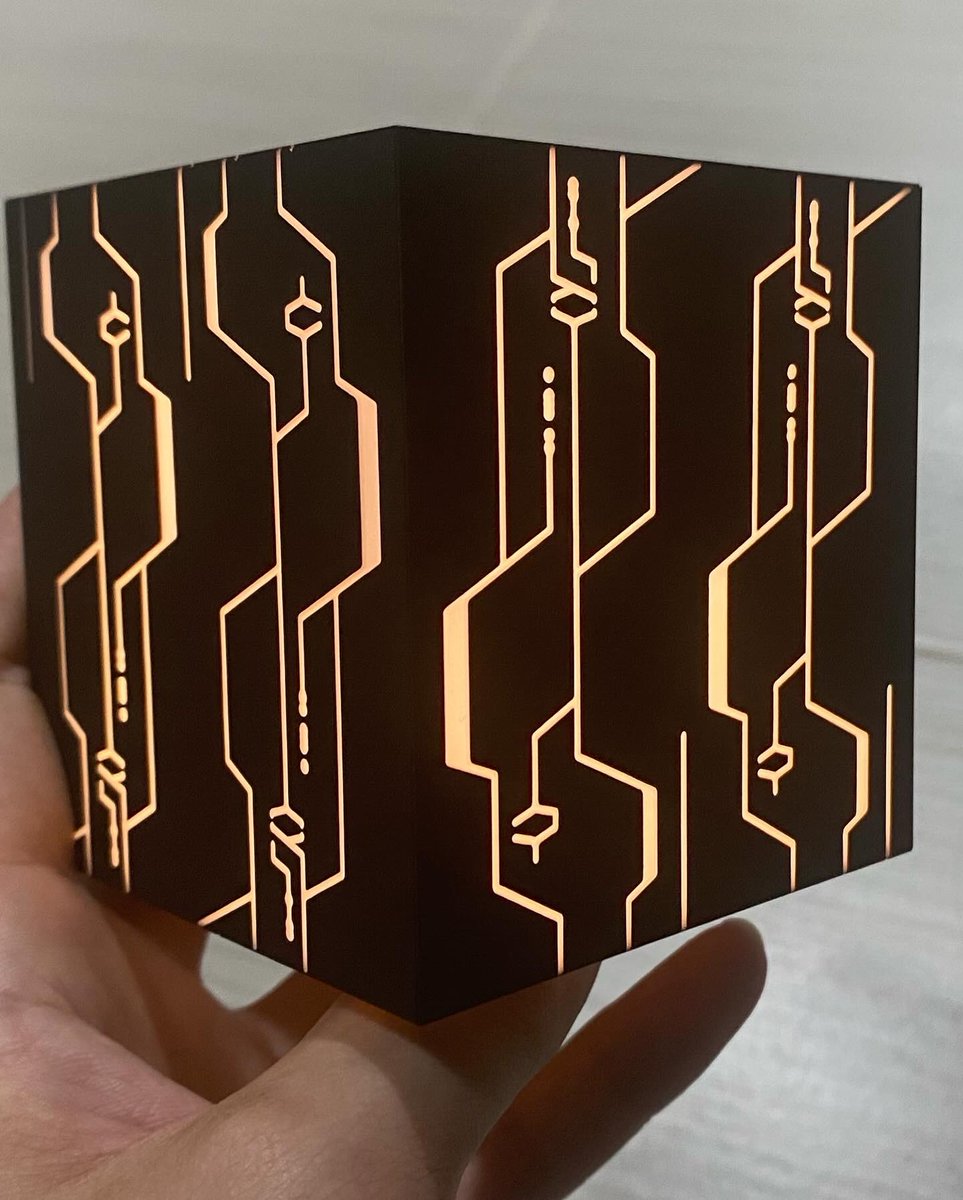 Herman_zn64's tweet photo. 最近剛拿到的新玩具

尼爾：自動人行 黑盒燈
NieR:Automata BLACK box LIGHT

外觀超有質感的

尼爾迷必定入手一個 https://t.co/6CrV5pT5Uc