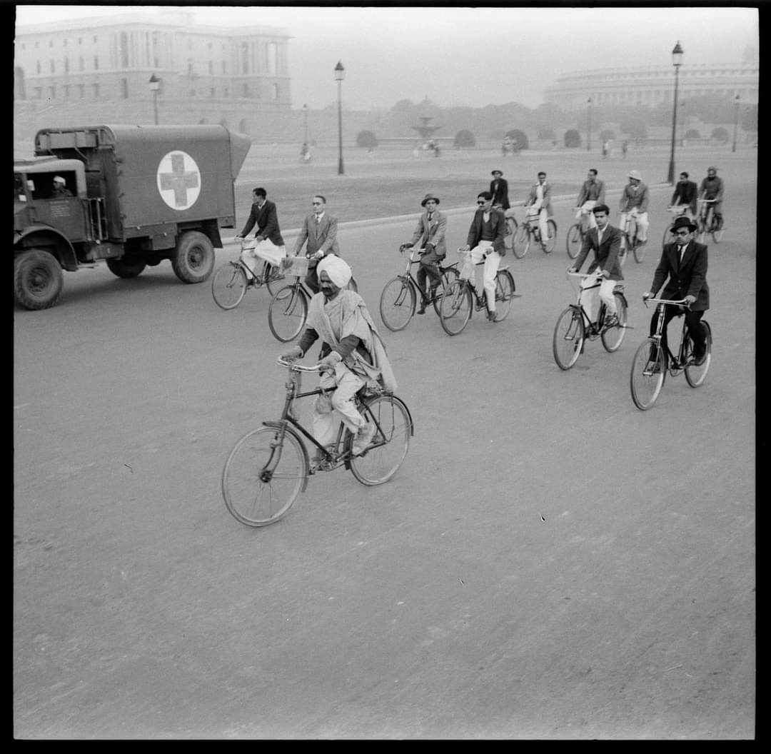 At a time when Delhi's pollution levels are highest, Delhi's government officials back in 1945 used cycles to commute to their offices. 
#carfreecities #pollution #DelhiNCR
