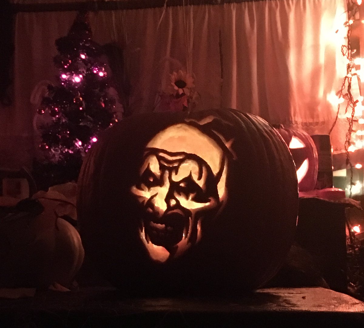 Mothermayhem31's tweet image. 19 carved the best pumpkin🤡🖤🎃🖤🤡

#ArtTheClown
#TERRIFIER 

#DavidHowardThornton
@UncleCreepy 
@damienleone 
@_LaurenLaVera_ 
@littlepunkppl 

HAPPY  HALLOWEEN  Y’ALL!!🎃🖤🤡💀
#MutantFam 
#HorrorFamily 
#HorrorCommunity