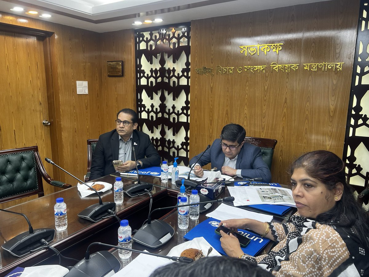 Saidul86's tweet image. A high table discussion held with the Hon’ble Secretary, Law and Justice Division for the strengthen judicial system for #child protection  in #BD. #UNICEFBangladesh collaboration with MoLJPA construct 11 child sensitive Children’s  courts under 9 different districts.