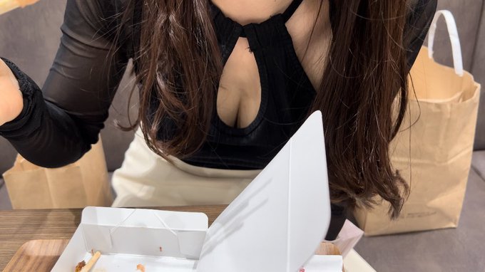 お昼ご飯〜 たこ焼きを食べてご満悦なえりな https://t.co/uPE1xjKipY