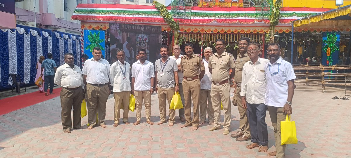 Alwarpet Anjaneyar temple Samprokshanamwas actively assisted by almost 12 SVC members on 20th Oct'23 from 8.00 am to 11.00 am along with Police members in Mylapore district. #chennaicitypolice #GCP