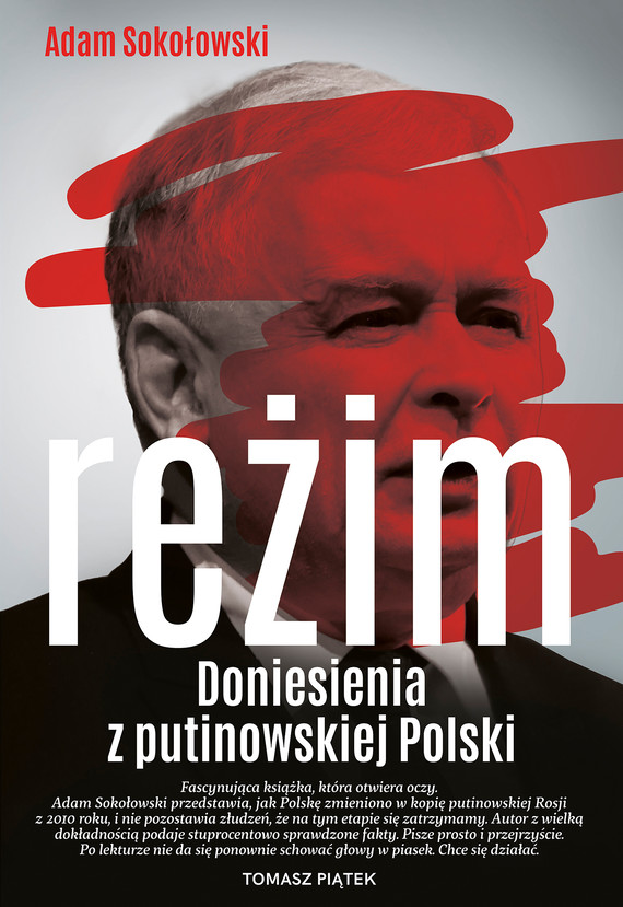 KorolukM's tweet photo. REŻIM Kaczyńskiego? Doniesienia z PUTINOWSKIEJ Polski? 

Tytuł książki autorstwa @PutinizmPolski zdaje się zwiastować histeryczną retorykę. A jednak nie jest to opowieść o Kaczorze Dyktatorze, który rucha kota, ani nie są to wydrukowane tłity Tomasza Lisa. To solidna lektura podbudowana głębokim riserczem.

Autor udokumentował proces erozji demokracji zaaranżowany przez PiS. Nudne i abstrakcyjne tematy, takie jak upolitycznianie sądów, prokuratury, Trybunału Konstytucyjnego, łamanie praworządności - opisał w sposób tyleż drobiazgowy, co atrakcyjny. Nie jest to więc nużąca prawnicza rozprawka, tylko potoczysta opowieść o pełzającym autorytaryzmie. Opowieść wyrozumiała dla prostaczka, który nie wie, po co mu ta cała praworządność, skoro jej sobie do gara nie włoży. Sokołowski cierpliwie tłumaczy.

Poza rozbrajaniem systemowych bezpieczników autor opisuje także inne tematy. Infiltracja środowiska PiS-u przez fundamentalistów z Ordo Iuris. Pisowskie imperium medialne - jak wielu "niezależnych" dziennikarzy de facto siedzi w kieszeni pisowskich polityków, zwłaszcza pewnego senatora od SKOK-ów; jak wiele "niezależnych" gazet zipie wyłącznie dzięki kroplówce w postaci reklam ze SSP, reklam zupełnie nieadekwatnych do nakładu czasopisma. Jak partia sekuje każdą grupę społeczną, która odważy się podnieść głowę - już to ustami pisowskich funkcjonariuszy medialnych, już to pałkami usłużnych policjantów. 

Rzeczy nienowe dla zawziętych obserwatorów polityki, a jednak zebrane w jednym miejscu w formie wygodnej pigułki informacyjnej.

Częste porównania do putinowskiej Rosji mogą nam się wydać nazbyt efekciarskie. I pewnie trochę są. Choć proces zawłaszczania instytucji państwa było podobny w obu krajach, choć antywesternizm sączony przez TVP niewiele się różni od propagandy płynącej z Russia Today, to jednak Kaczyński nie częstował opozycjonistów herbatą z polonem. Trafniejszym punktem odniesienia byłyby orbanowskie Węgry, nieskrywany wzór dla Naczelnika. No ale to tylko poetyka i marketing; fakty, która autor przytacza, są prawdziwe.

Sokołowski napisał książkę przed wyborami i jego prawdopodobną intencją było to, aby wpłynąć na wynik wyborów. Mamy już po wyborach. Czy książka zatem stała się nieaktualna?

Nie, nadal warto ją przeczytać.

Niedługo zaczną się rządy nowej koalicji. Jak każde rządy - nie będą one wolne od afer. Łatwo będzie zatracić proporcje i dojść do wniosku, że wszyscy politycy to taka sama banda. 

Sokołowski leczy nas z tego symetryzmu. Ośmiorniczki za parę stówek to nie to samo, co zmarnowanie 70 mln zł na niezgodne z prawem wybory. Kłamstwa na temat obietnic wyborczych to nie to samo, co budowanie całej polityki na kłamstwie, czego koronnym przykładem była mitologia zamachu smoleńskiego. Ta książka będzie stanowić przypomnienie, że PiS to nie jest normalna demokratyczna partia.

I sam ją za jakiś czas przeczytam znowu.