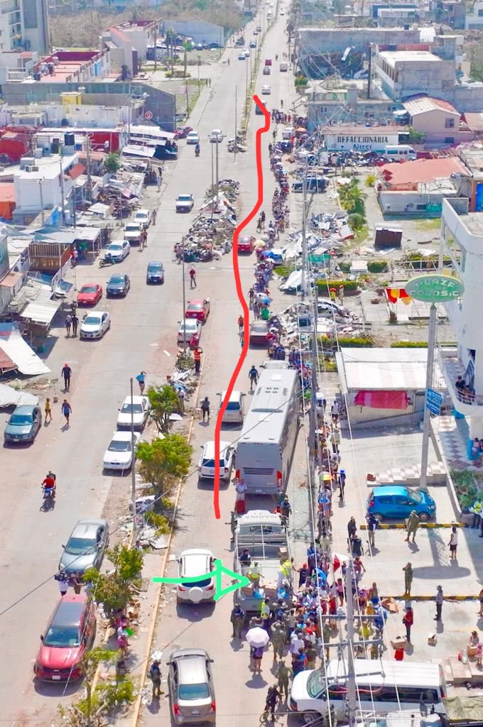 Cuando se pregunten que tanta necesidad hay en Acapulco. Vean esta foto. Ahí les marco donde estábamos dando la ayuda (180 víveres nos cabían en la camioneta que traíamos ahí) y la fila que se hizo en menos de 3 min. La gente está desesperada y esta foto lo ilustra muy bien. ❤️‍🩹
