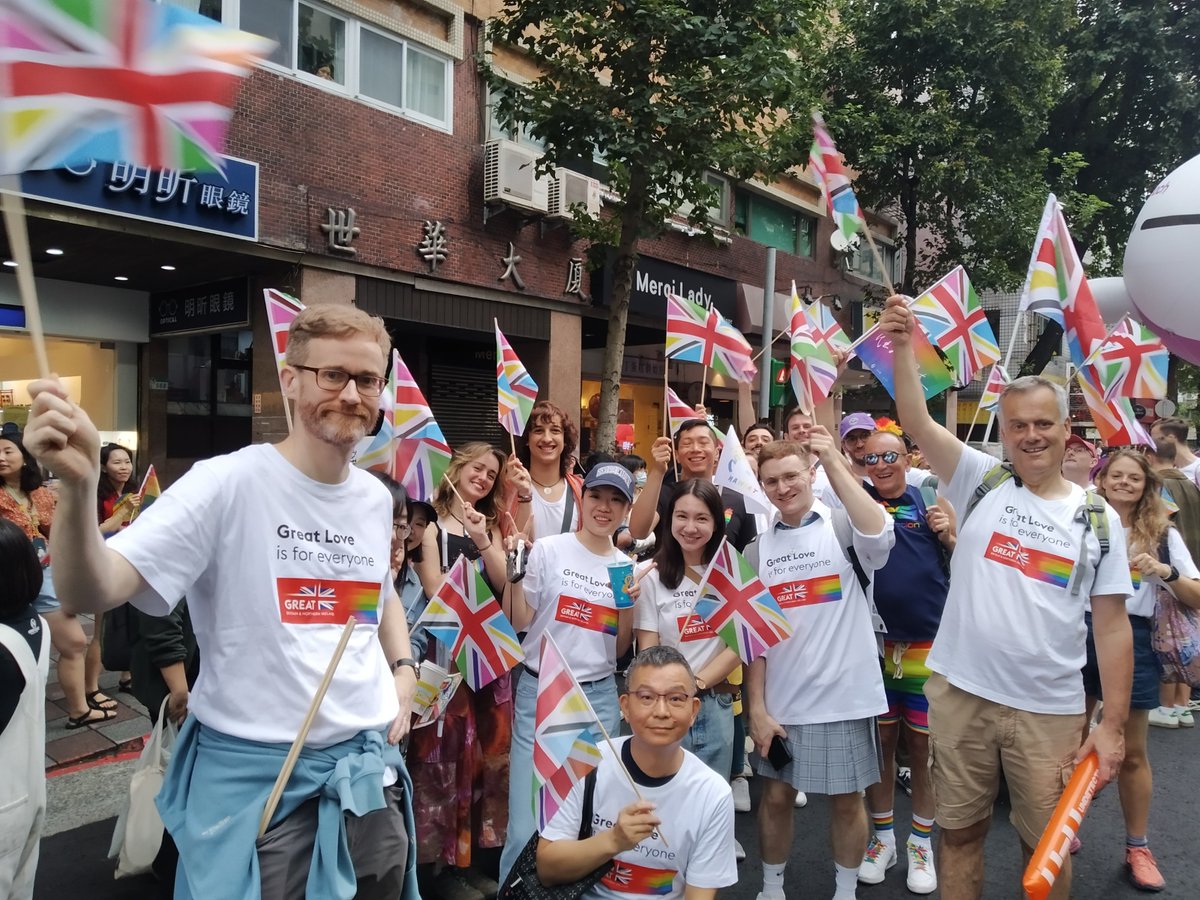 UKinTaiwan's tweet photo. 英國在台辦事處很高興與大家一起共渡了一個充滿繽紛彩虹的十月周末，與台灣及全球 #LGBT+ 族群站在一起，支持多元化、開放與包容的價值觀。讓我們繼續與多元同行!
#GreatLove #StandwithDiversity #臺灣同志遊行 #LGBTplus #TaiwanLGBTplusPride #TaiwanPride https://t.co/0w8PGwq2ao